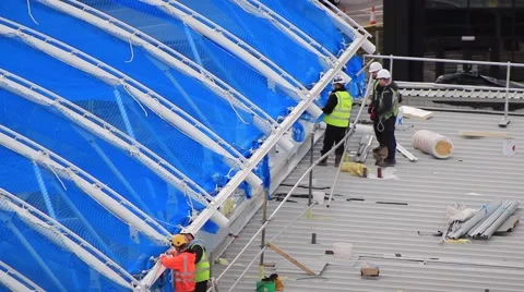 Builders working on Roof 库存影片 60710545