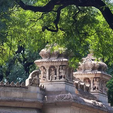 Building on a background of green trees Foto stock