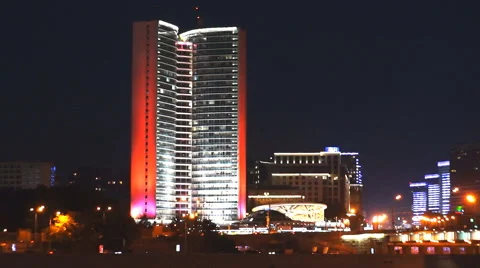 Building with backlight in night city Vidéo 68741298