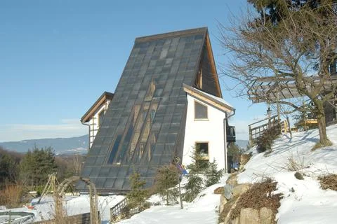 Building based on the passive house concept in winter Fotos de archivo