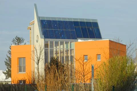 Building based on the passive house concept in winter Fotos de archivo