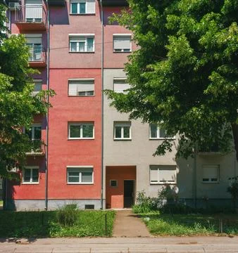 A building between trees Stock-Fotos