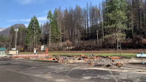 Building burned down to the ground from a forest wildfire in Detroit, Oregon. Vidéo 220240985
