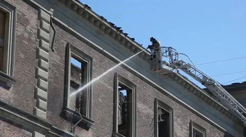 A building is burning and firefighter on a crane 스톡 동영상 52603592