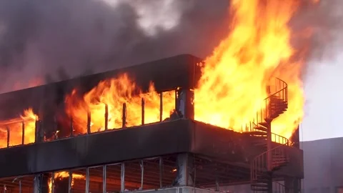Building caught in a big fire, big flames Vídeos de archivo 288331325