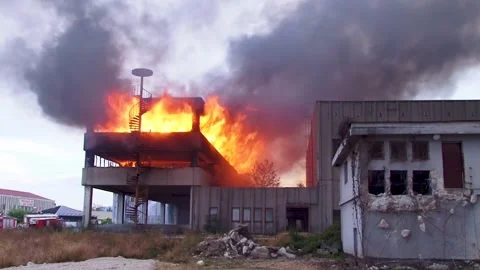 Building caught in a big fire Vídeos de archivo 288331323