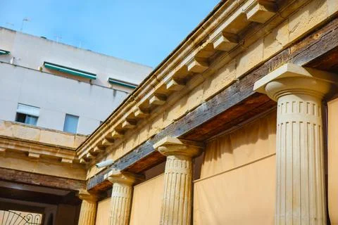 Building with classical architectural elements and fluted columns Foto stock