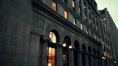 A building with a clock on its facade in New York City Ilustración de archivo