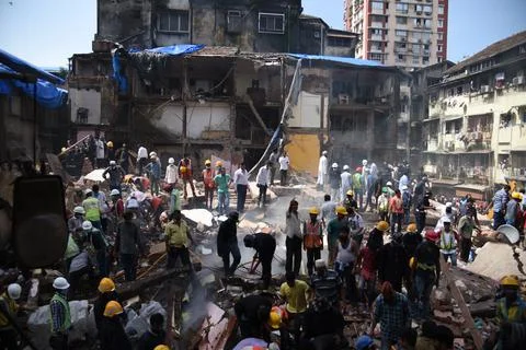 Building collapse kills at least five in Mumbai, India - 31 Aug 2017 Fotos de archivo