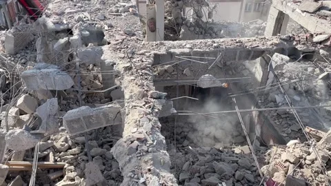 Building collapses into rubble after a destructive earthquake 스톡 동영상 320815733