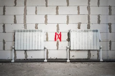 Building Construction Progress: Heating Radiators Installed in Rough Finish Fotos de archivo