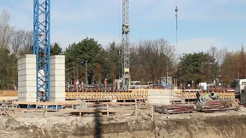 Building construction site with cranes and workers Vídeos de archivo 88218350