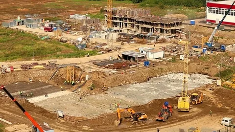Building construction Time lapse with many peoples on construction site Video stock 80006948