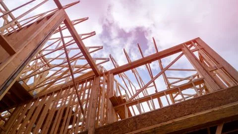 Building construction, wood framing structure at new property development sit Foto stock