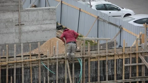 Building construction work. worker without safety helmet. no face view from back Vídeos de archivo 232945812