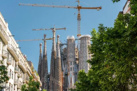 Building constructions cranes working on the Sagrada Familia Fotos de archivo