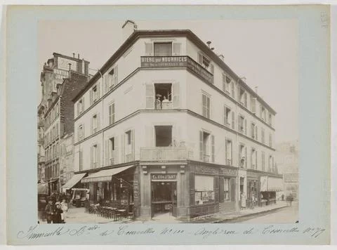 Building, at the corner of the 100 boulevard de Courcelles and 79 rue de C... Fotos de archivo