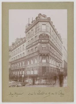 Building, at the corner of the 2 rue du Sentier and 11 rue de ClÃ ry. Pari.. Fotos de archivo