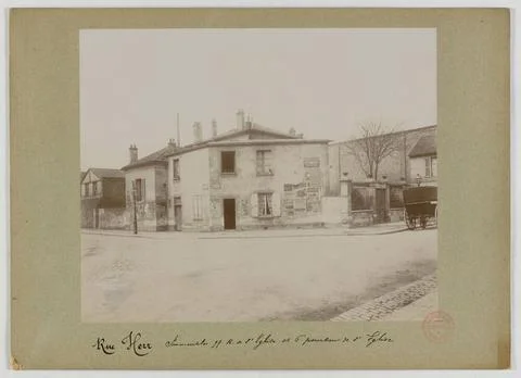 Building, at the corner of 97 rue de l Church and 6 perourtour-de-church, ... Fotos de archivo