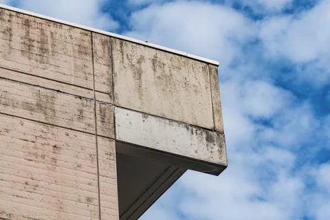Building corner with clouds in the sky Fotos de archivo