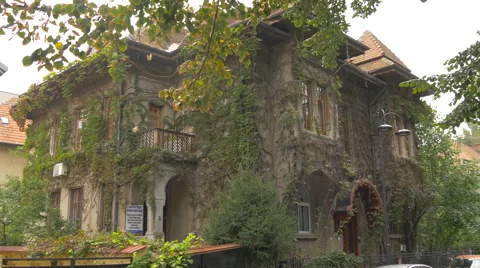 Building covered with green plants in Bucharest Vídeos de archivo 58088130
