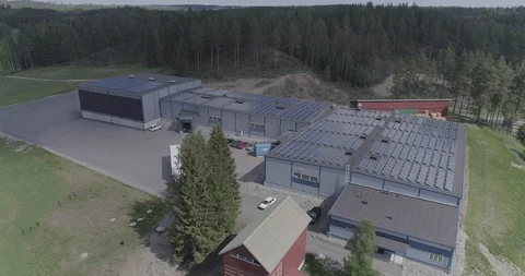 A building covered with solar power panels 库存影片 117700384