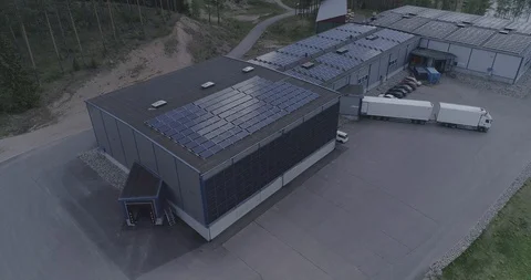 A building covered with solar power panels 库存影片 117701562