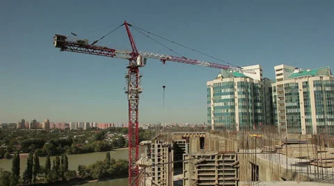 Building crane on a background of building under construction Vídeo Stock 38553038