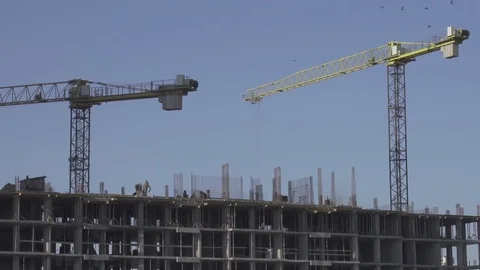 Building, cranes, builders, blue sky 動画素材 84861284