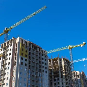 Building cranes on construction Stock-Fotos
