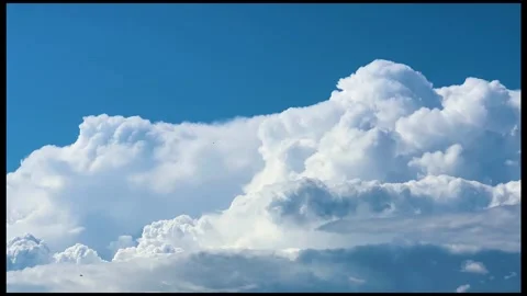 Building cumulus clouds moving in blue sky Stock Footage 330152704