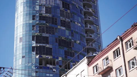 Building damaged by rocket fire during russian invasion of Ukraine. Stockbeeldmateriaal 193201795