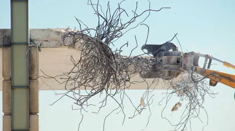 Building demolition with a demolition grab Vídeo Stock 67905705