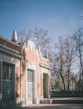 BUILDING EDIFICIO DEL RETIRO PARQUE MADRID ESPAÑA Stock Photos