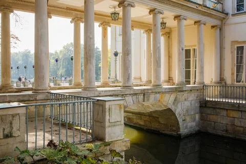 Building facade of Baths Palace in Royal Baths Park or Lazienki park in War.. Foto stock