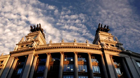 Building facade covered by shadows in Madrid Vídeos de archivo 33450107