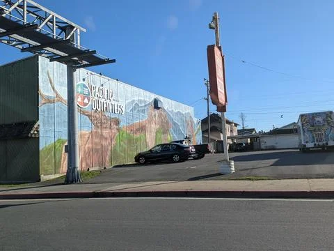 Building facade featuring hand-painted moose and wilderness mural Stockfoto's