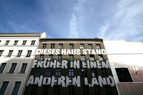 A building facade marks anniversary of the fall of the Berlin Wall, Germany - 26 Fotos de archivo