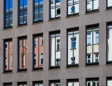 Building facade reflection in office building - real estate concept Foto stock