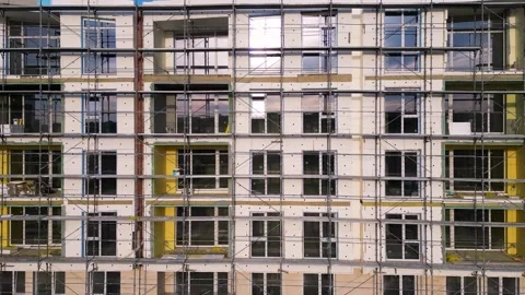 Building facade thermal insulation work with scaffolding on apartment house 스톡 동영상 347277345