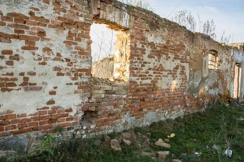 The building is falling apart Stock Photos