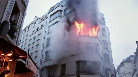 A building on fire and smoke in central Paris - Full HD Stock-Footage 55601197