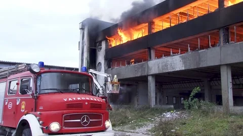 Building on fire, firefighters Vídeos de archivo 288331365