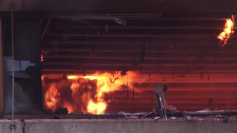 The building is on fire, firefighters Vídeos de archivo 288331412