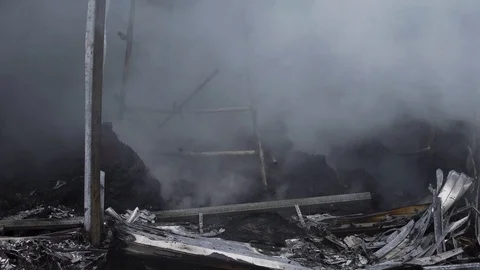 Building is on fire. Fireman extinguishes the fire with water. External market Vídeos de archivo 90094155