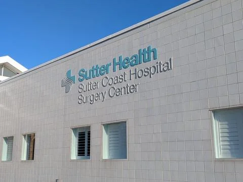 A building-front sign reading “Sutter Health Hospital and Surgery Center” Stock Photos