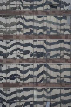 Building Geometric Pattern Reflection on Glass Skyscraper Facade Foto stock
