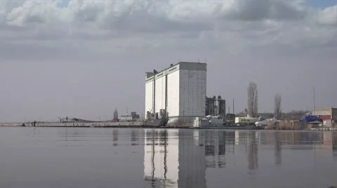 Building grain storage, ELEVATOR riverside reflected in water, agriculture Vídeos de archivo 61337440