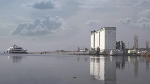 Building grain storage, ELEVATOR riverside reflected in water, agriculture Vídeos de archivo 61337443