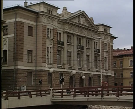 Building with grapeshot marks and broken windows 库存影片 8714331